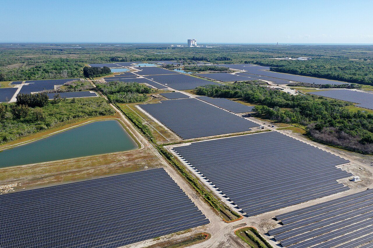 Vista aérea de un parque solar con extensas filas de paneles fotovoltaicos