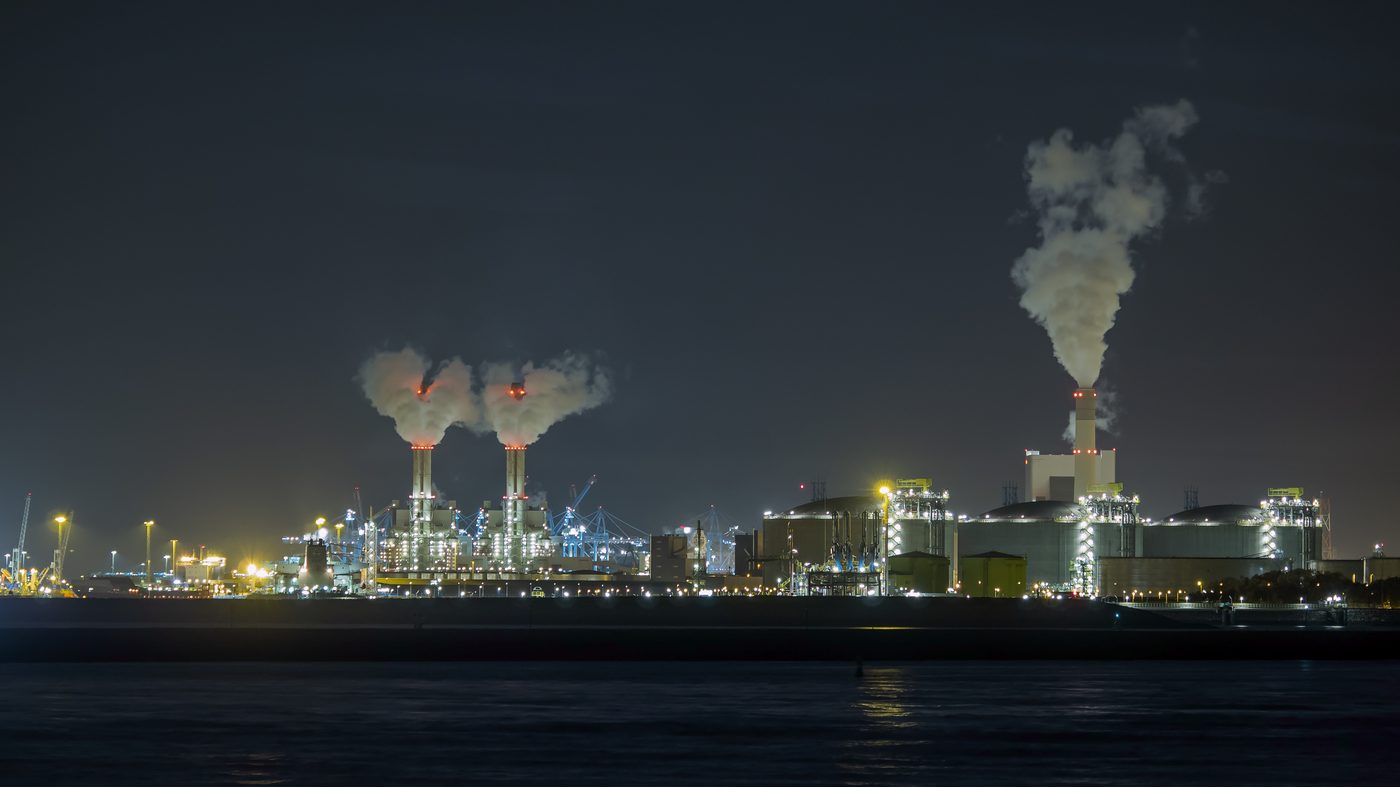 Central termoeléctrica a carbón en el puerto de Rotterdam