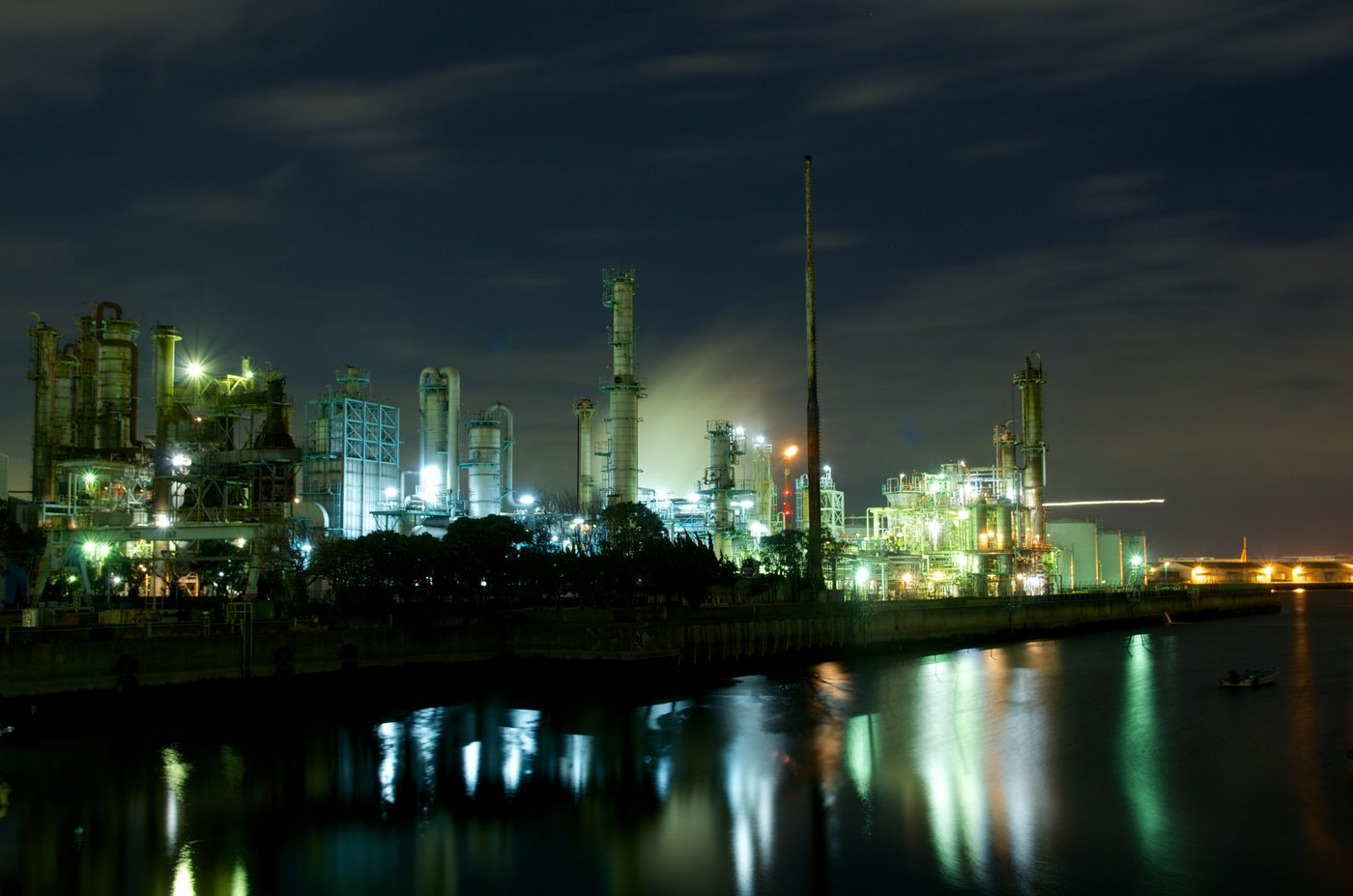 Planta industrial Daido iluminada durante la noche